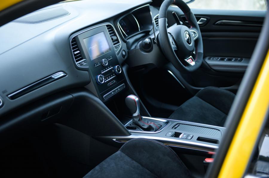 Интерьер Renault Megane R.S. Trophy 2018 года  (JP) (фото 9 из 34)
